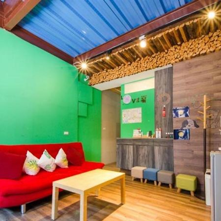 小黑琵416輕旅 Little Happy Hostel Тайнан Екстериор снимка