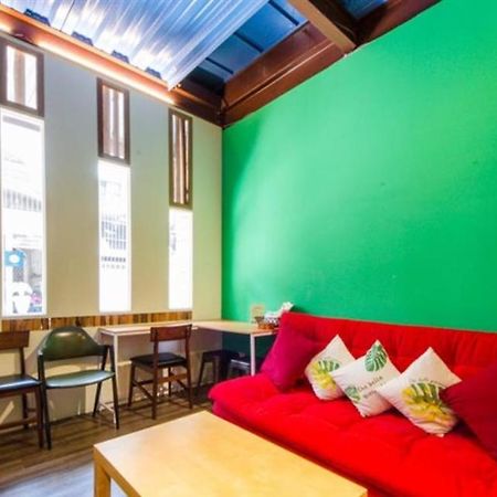 小黑琵416輕旅 Little Happy Hostel Тайнан Екстериор снимка