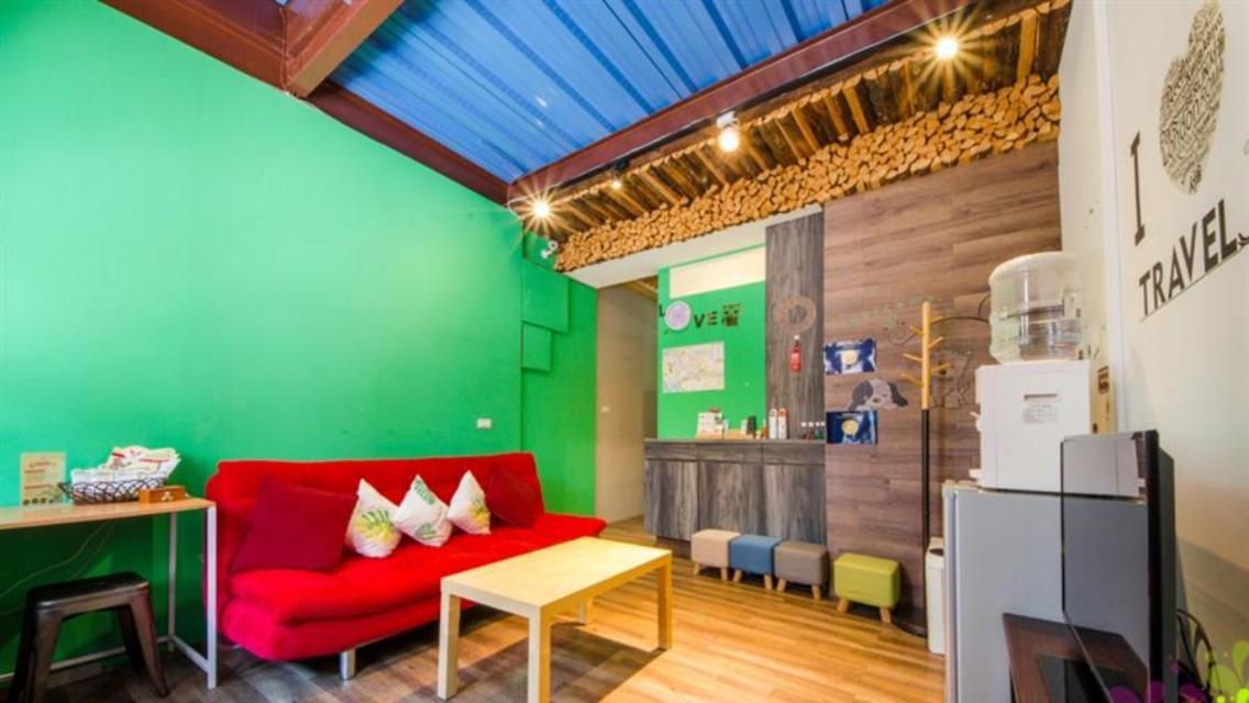 小黑琵416輕旅 Little Happy Hostel Тайнан Екстериор снимка