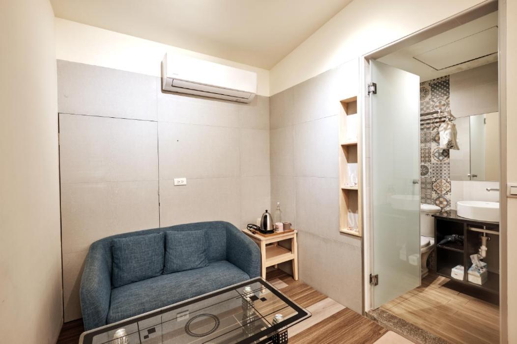 小黑琵416輕旅 Little Happy Hostel Тайнан Екстериор снимка