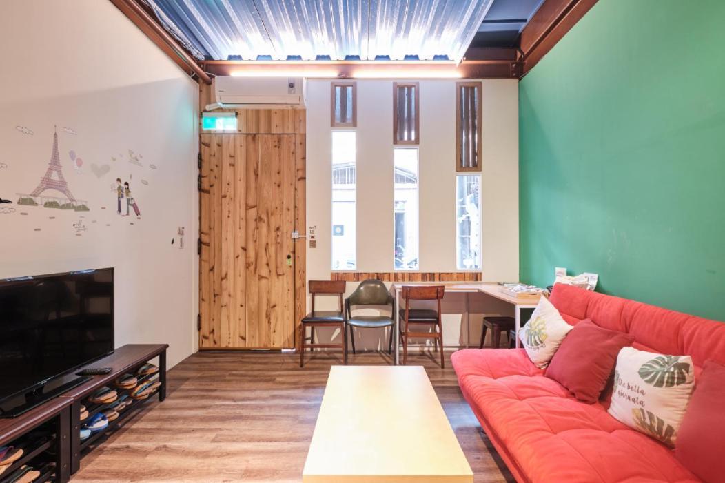小黑琵416輕旅 Little Happy Hostel Тайнан Екстериор снимка